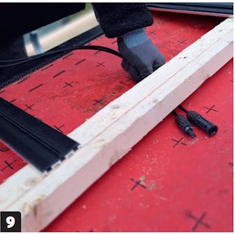 Solcellstak: Ta fram den första takplattan Solcellstak: Ta fram den första takplattan